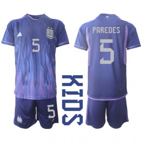 Argentina Leandro Paredes #5 Replika Babytøj Udebanesæt Børn VM 2022 Kortærmet (+ Korte bukser)